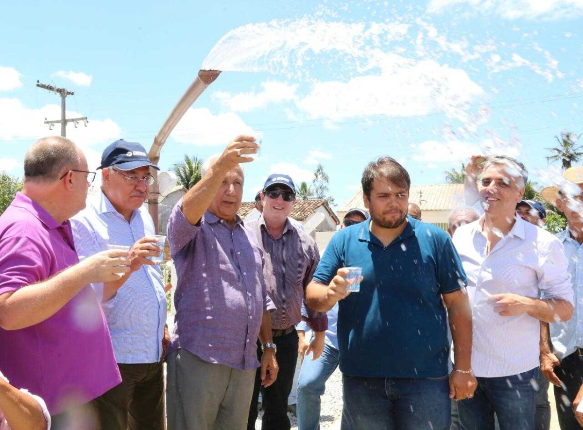 Jackson Barreto esteve em Umbaúba e em Itabaianinha para realizar um sonho antigo de mais de 78 mil moradores do Sul sergipano: o de ter água potável nas torneiras (Foto: Jorge Henrique/ASN)