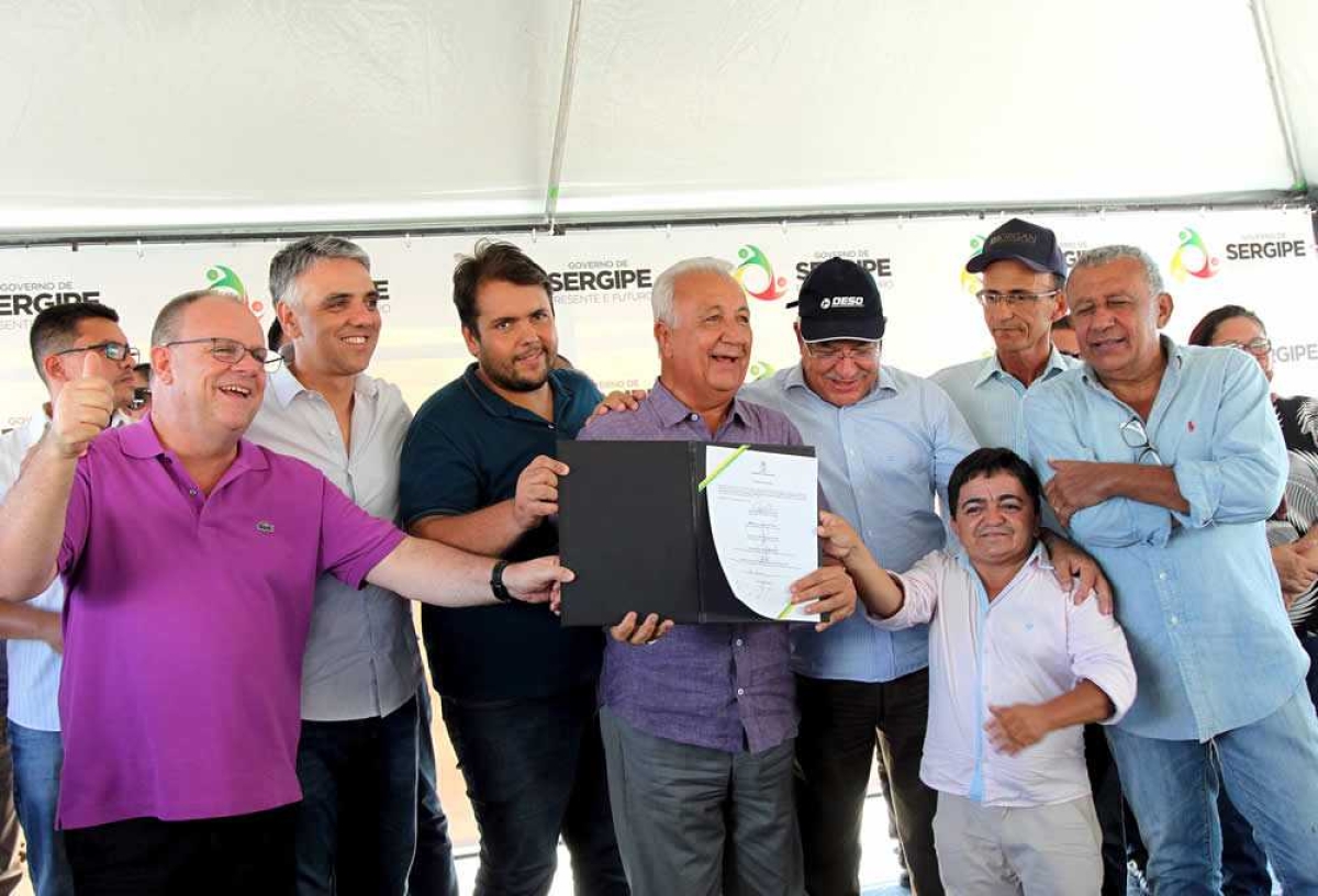 Logo após realizar a entrega do sistema de abastecimento de água nas cidades de Umbaúba e Itabaianinha, o governador Jackson Barreto assinou a ordem de serviço para a reforma do Ginásio de Esportes Prefeito Joaldo Lima de Carvalho (Foto: André Moreira/ASN)