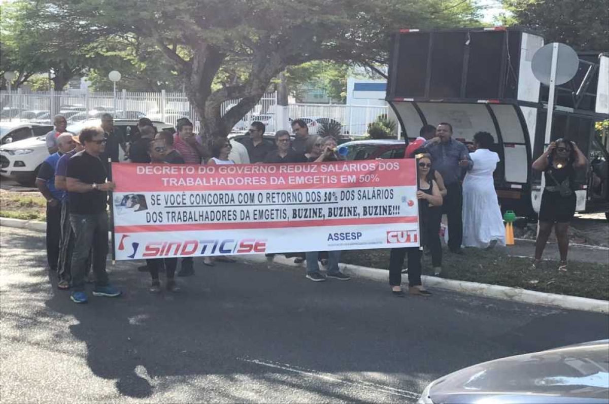Buzinaço na manhã dessa sexta-feira teve apoio do vereador Américo de Deus [Rede]
(Foto: Reprodução/Associação dos Servidores da Emgetis)