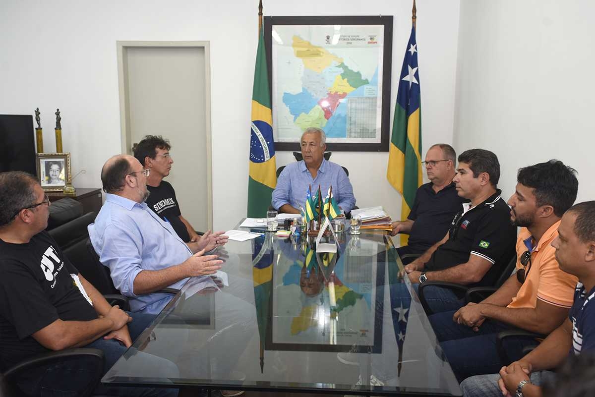 Governador de Sergipe e trabalhadores discutem demissões da Mosaic Fertilizantes no Polo de Rosário do Catete  (Foto: Marcelle Cristinne/ASN)