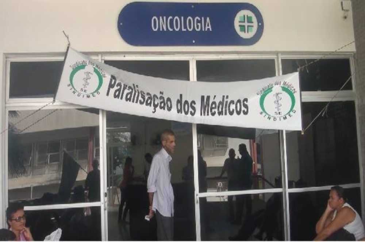 Médicos estão de braços cruzados nesta terça-feira (Foto: Portal Infonet) 