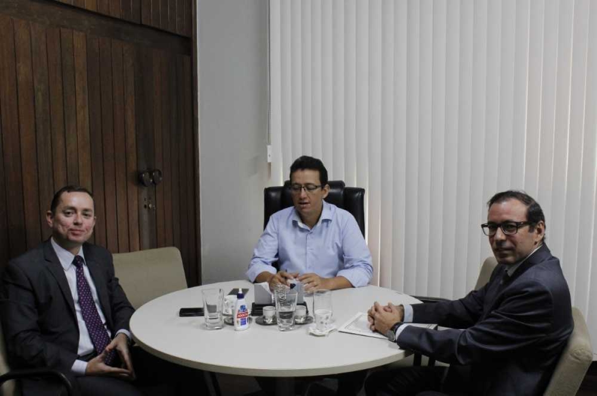 O secretario Cristiano Barreto recebeu hoje o Defensor público Geral, Jesus Jairo (Foto: Ana Carolina Matias/Sejuc/SE)