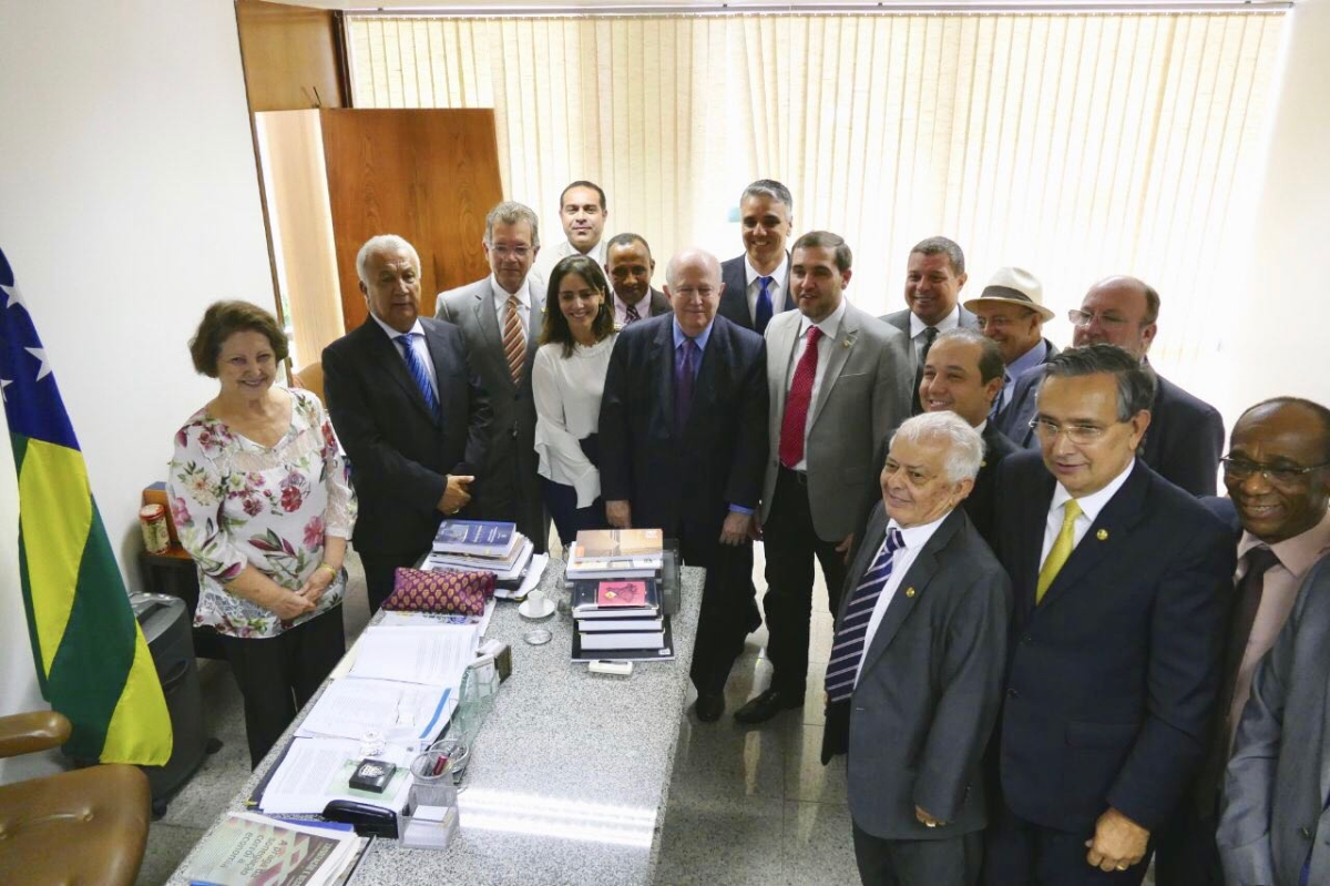 Governador reuniu senadores e deputados para buscar alternativa sobre o fechamento da Fafen (Foto: Roque Sá/ASN)