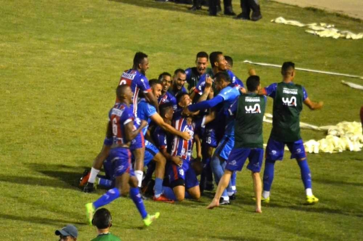 Douglas comemora com o time: vaga na final garantida (Foto: Igor Matheus/ Portal Infonet)