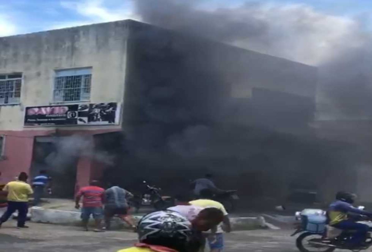 O fogo se iniciou em uma motocicleta que estava dentro da oficina (Foto: Reprodução/ Vídeo redes sociais/Via Portal Infonet)