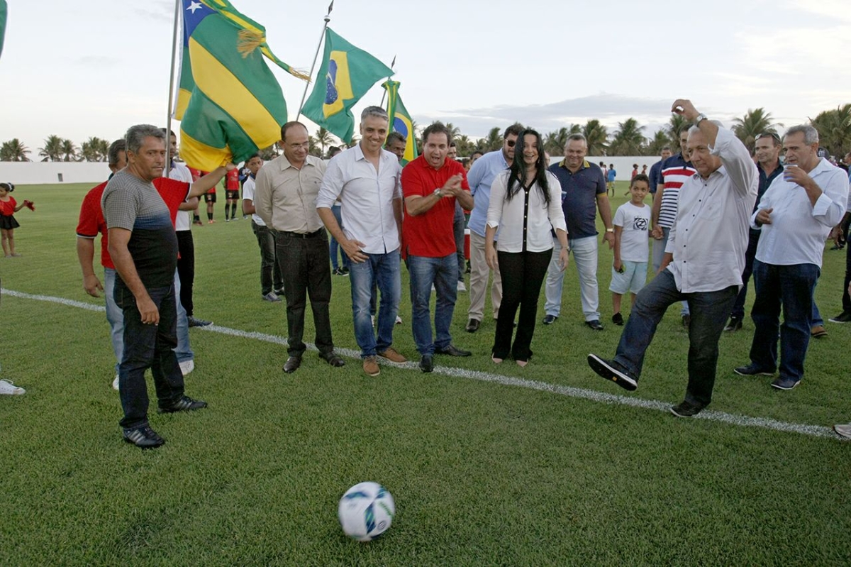 População em Pedrinhas celebra inauguração de estádio de futebol (Foto: Victor Ribeiro/ASN)