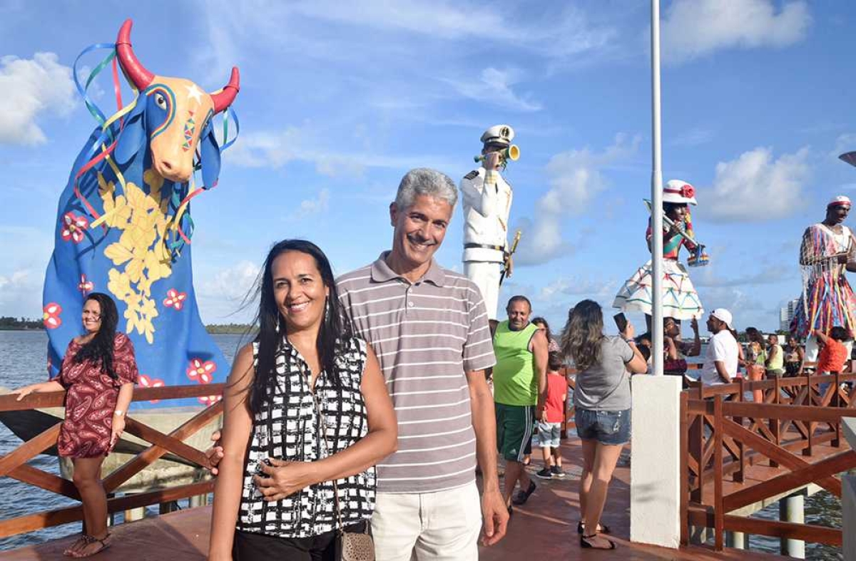 Marcos e Rosimeire Rodrigues escolheram o Largo para o passeio da tarde (Foto: Marcelle Cristinne/ASN)