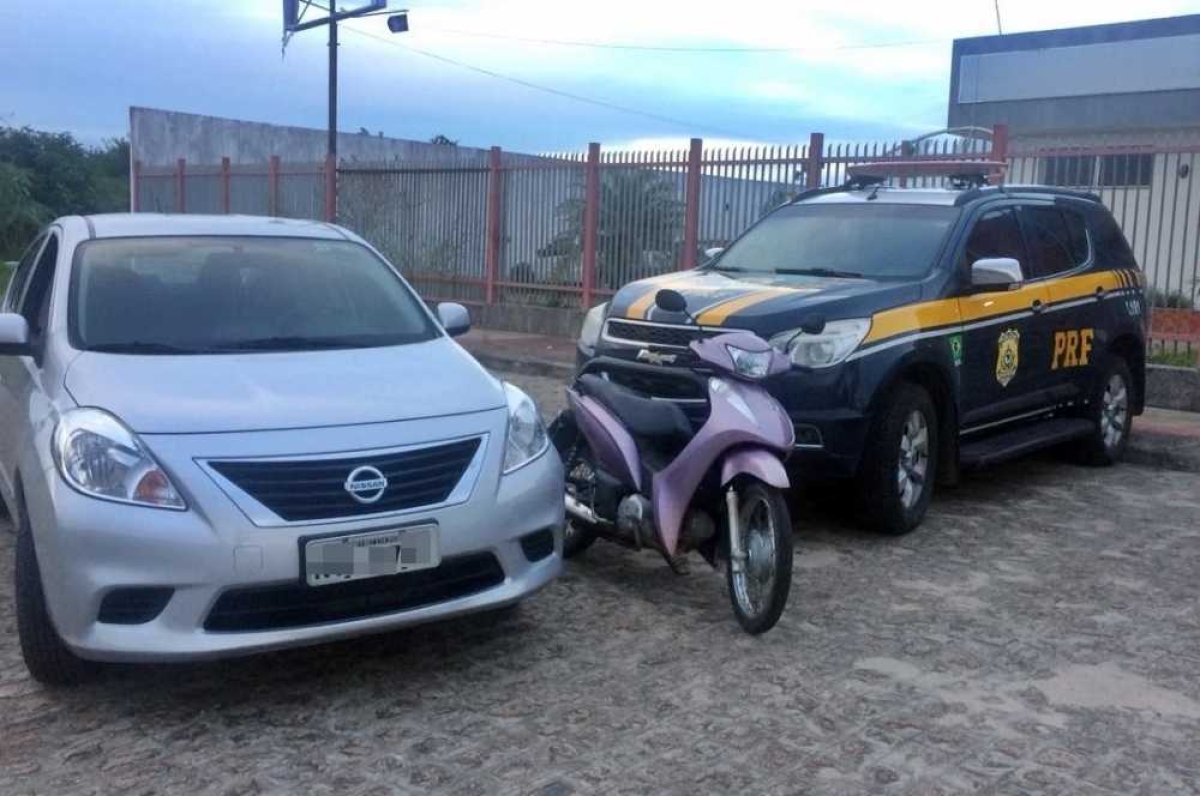 Motocicleta utilizada no assalto também era roubada (Foto: PRF/SE)