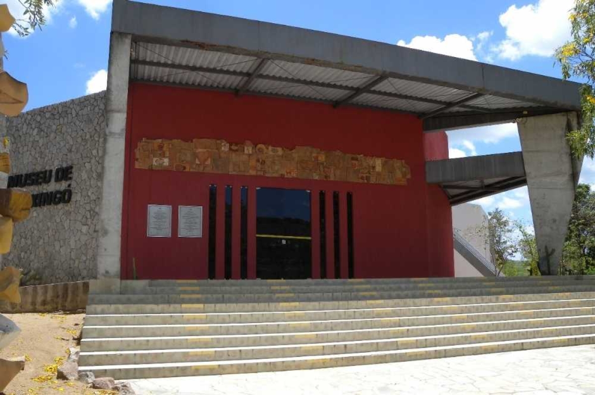 Suspeitos fugiram com as armas e as motos dos vigilantes do Max (Foto: Reprodução/ Facebook/ Via Portal Infonet)