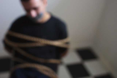 Vigilantes são amarrados por criminosos durante assalto (Foto ilustrativa: Via Pingou Notícias)