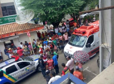 Atropelamento deixa uma pessoa gravemente ferida no centro de Glória (Foto: Reprodução/ WhatsApp/ Via Pingou Notícias)