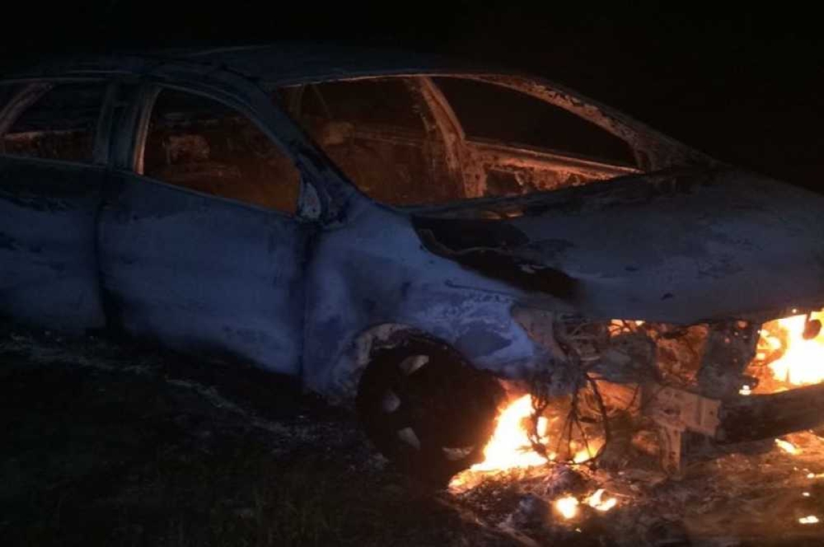 Carros em chamas chama atenção da população (Foto: Reprodução/ WhatsApp/ Espaço Militar/ Via Portal Infonet)
