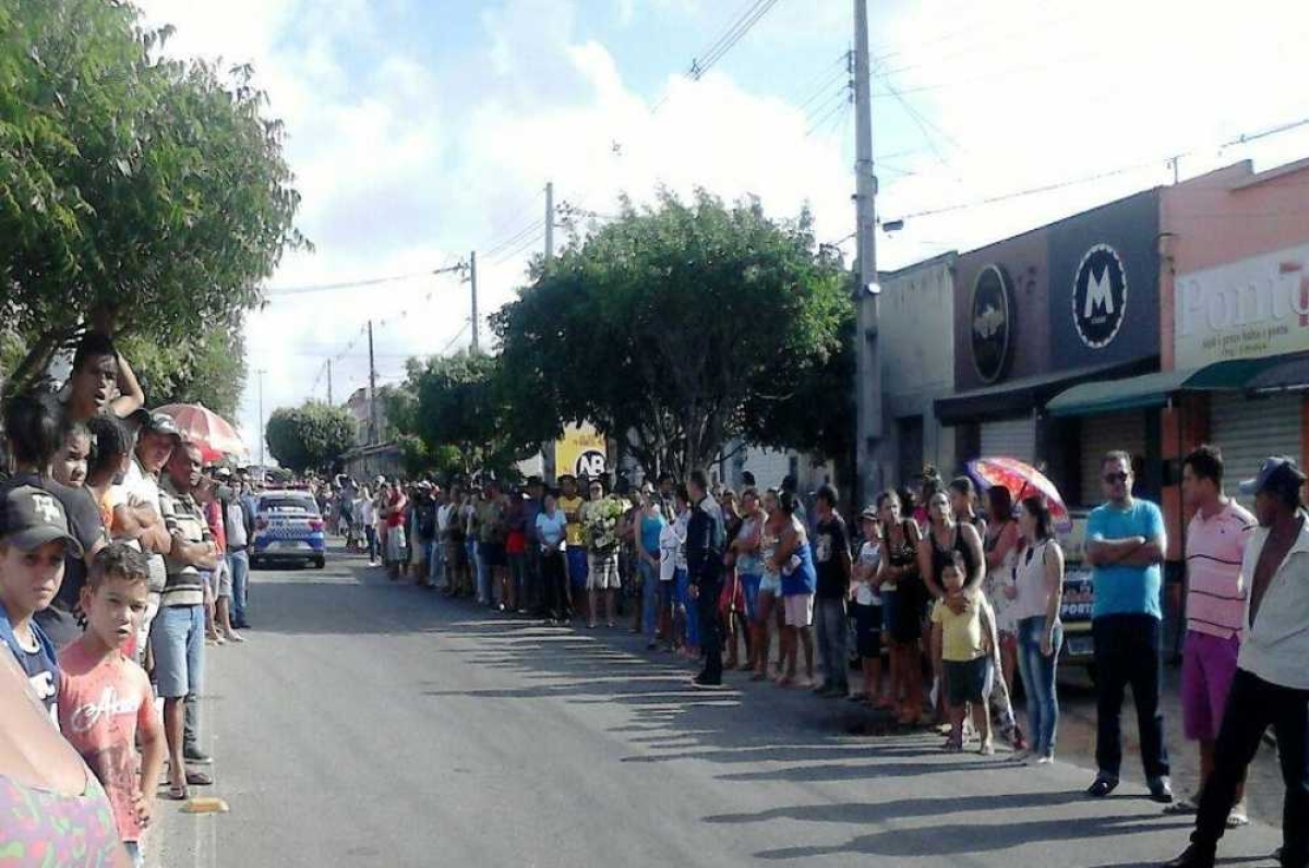 Populares foram se despedir do capitão Manoel Oliveira (Foto: Xodó FM/ Via Portal Infonet)