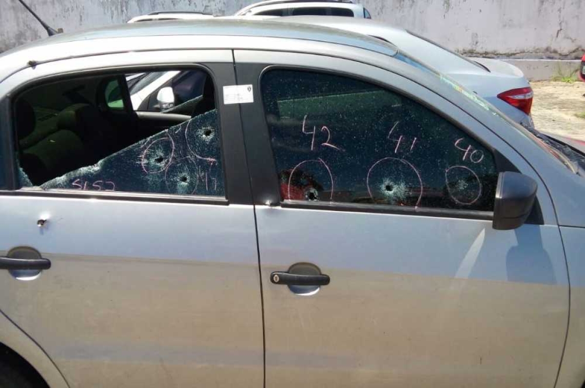 Carro ocupado pelo capitão foi alvejado por tiros (Foto: Reprodução/ Redes sociais/ Via Portal Infonet)