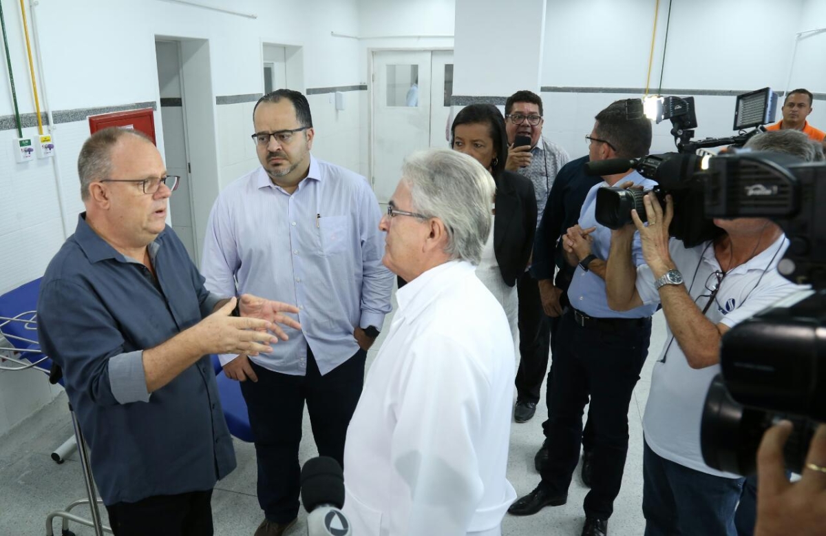 Governador de Sergipe cobra definição de data para funcionamento do Centro de Nefrologia (Foto: Jorge Henrique/ASN)
