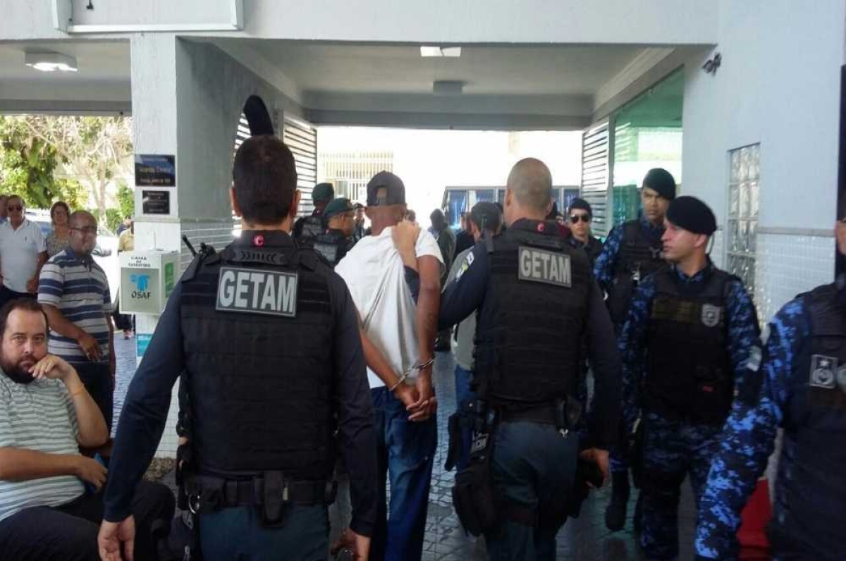 Momento em que foragido é conduzido pelo Getam (Foto: Reprodução/ Grupo WhatsApp JP & Ana/ Via Portal Infonet)
