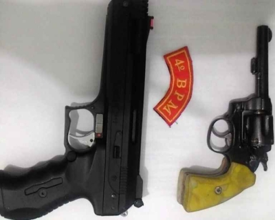 Homem é preso em flagrante por porte ilegal de arma de fogo em hospital (Foto: Pingou Notícias)