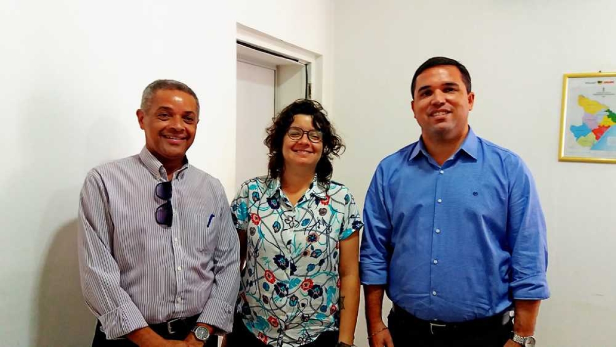 Acompanhado pelo coordenador Estadual dos Direitos Humanos, João Francisco Santos, e pela consultora do Programa das Nações Unidas do Desenvolvimento - PNUD, Camila Dias, o secretário José Carlos Felizola abraçou a proposta do Pacto (Foto: Seidh/SE)
