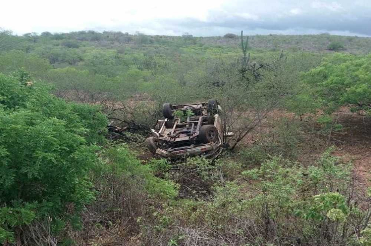 Acidente aconteceu na rodovia que liga Poço Redondo e Canindé do São Francisco (Foto: Reprodução/ Facebook/ Aracaju Agora Notícias/ Via Portal Infonet)