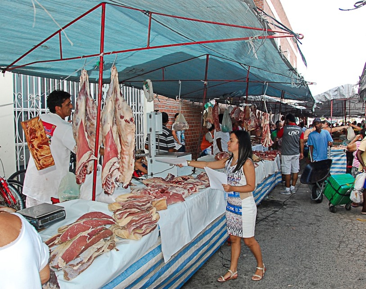 Emsurb atende determinação do Ministério Público sobre comercialização de produtos de origem animal (Foto: Marcos Rodrigues)