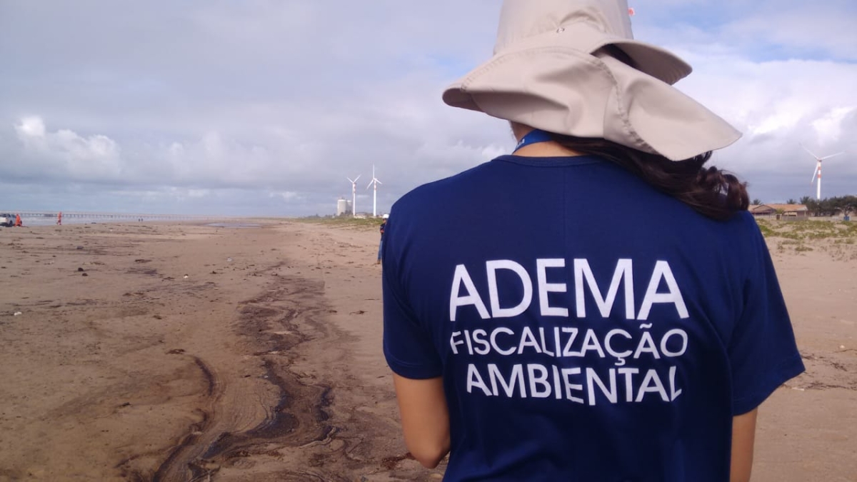 Durante vistoria, percebeu-se que cerca de 1km de faixa de areia foi atingido pelo composto derivado de petróleo (Foto: Adema)