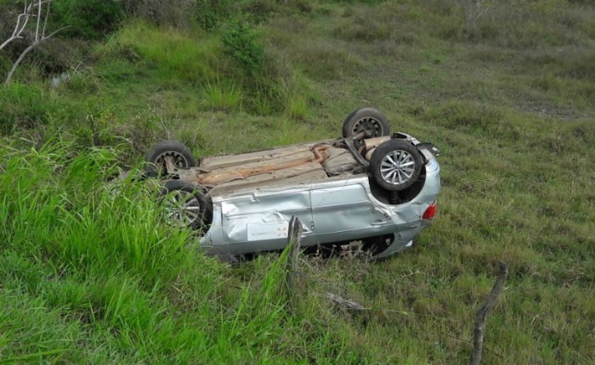 Veículo capota na rodovia que liga Moita Bonita ao povoado Serra do Machado (Foto: Reprodução/ Redes sociais/ Via Portal Itnet)