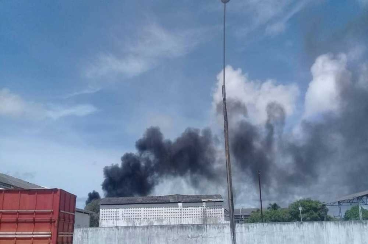 Fogo atinge prédio abandonado (Foto: Aracaju Agora Notícias/ Via Portal Infonet)