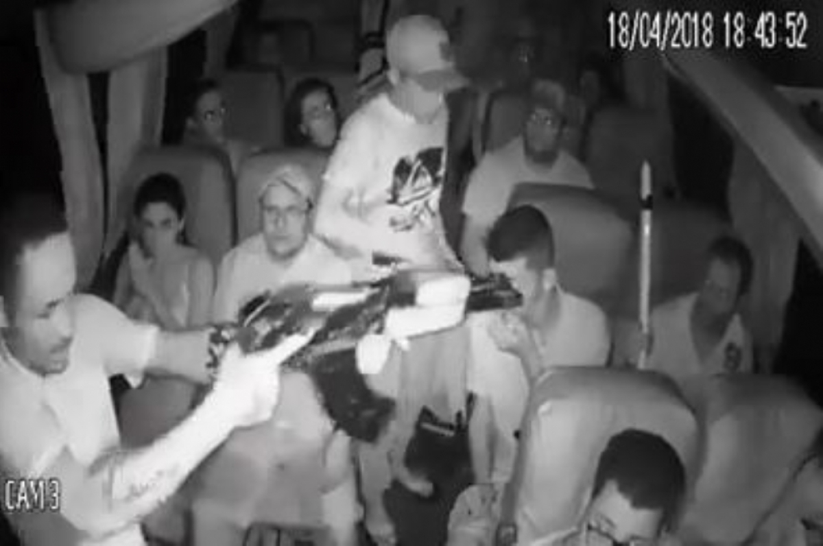 Assaltantes agiram com violência contra os passageiros (Foto: Reprodução de vídeo/ Via Portal Infonet)