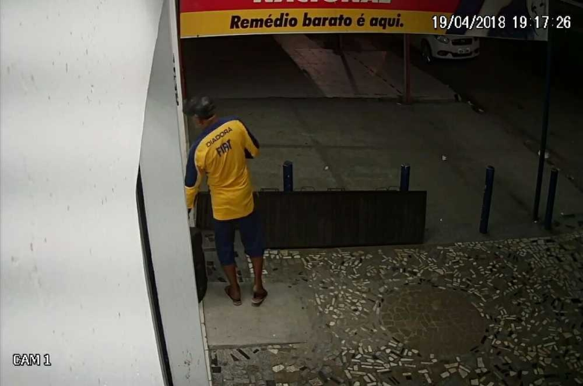 Furto ocorreu em farmácia da avenida principal do conjunto João Alves Filho (Foto: Reprodução de vídeo/ Via Portal Infonet)