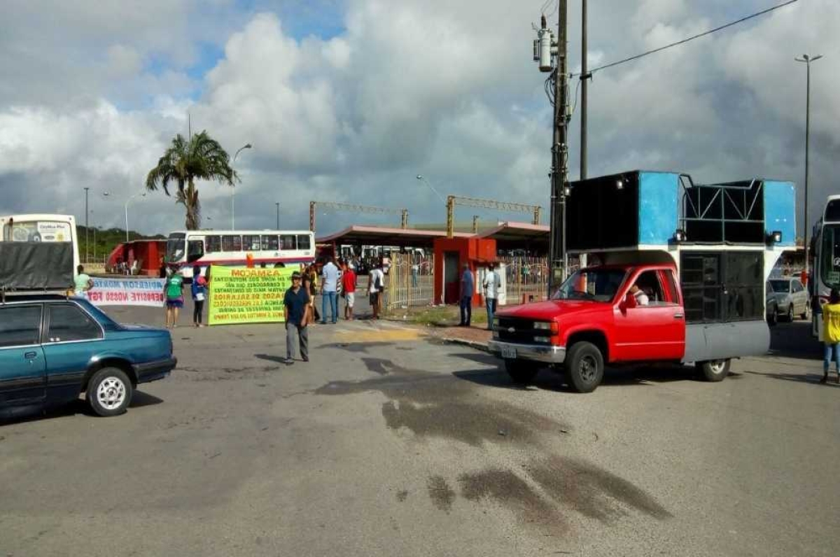 Associação de rodoviários fecha terminal em protesto a salários atrasados da viação Progresso (Foto: Asmacom)