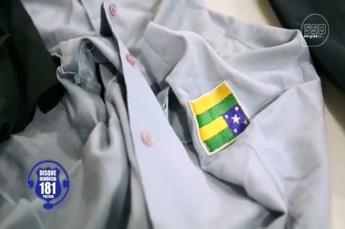 Fardamento estava amontado enterrado às margens de rodovia (Foto: Reprodução de vídeo da SSP/SE/ Via Portal Infonet)