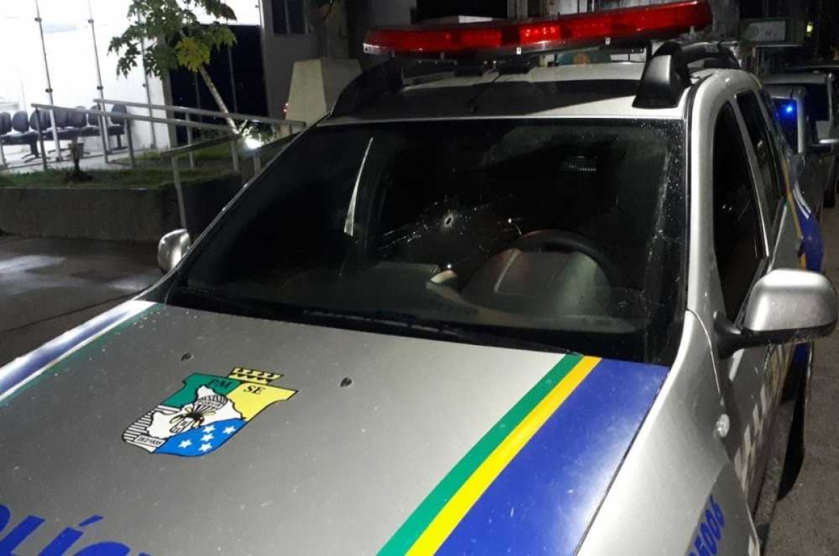 Para-brisa foi atingido por criminosos (Foto: 5º BPM)