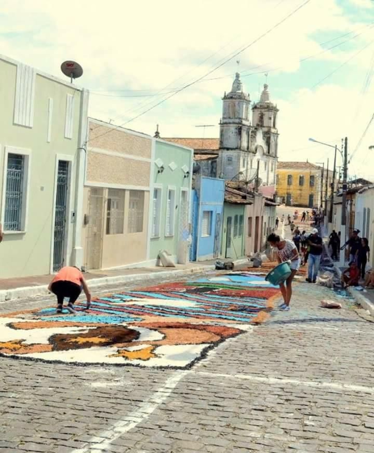 População se prepara para a confecção dos tapetes de Corpus Christi (Foto: Danielle Pereira/ Prefeitura de São Cristóvão)