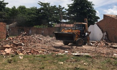 Máquinas trabalham na demolição das edificações irregulares (Foto: MPF/SE)