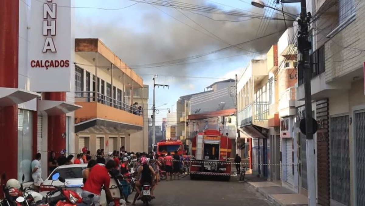 Incêndio atinge loja de ferragens no centro de Itabaiana (Imagem Reprodução de vídeo/ TV Itnet)
