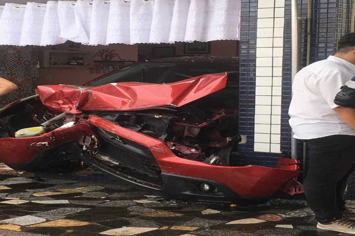 O carro invadiu a loja na última terça (Foto: Reprodução/ Facebook/ Notícias do Povo/ Via Portal Infonet)