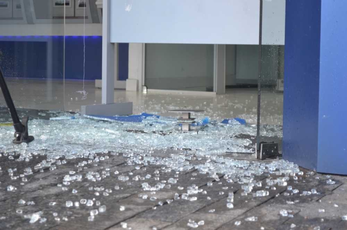 As portas de vidros de dentro e fora do estabelecimento ficaram em estilhaços (Foto: Portal Infonet)