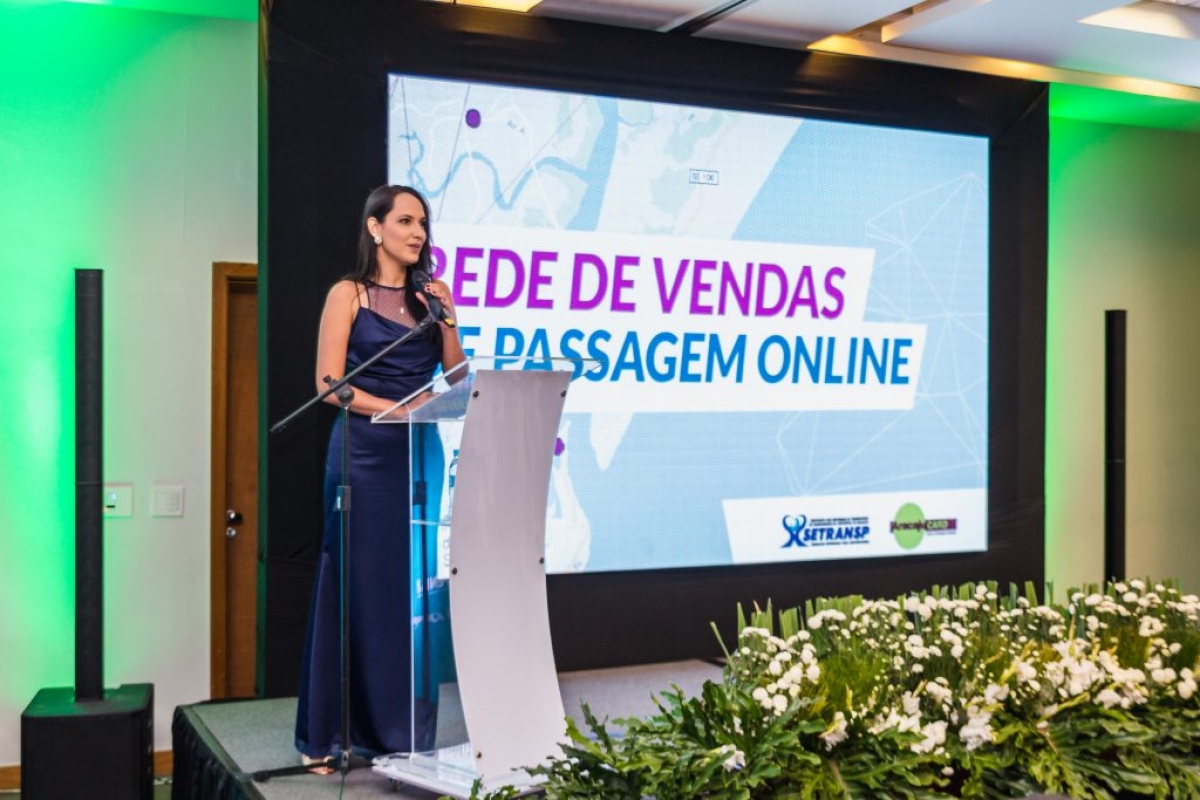 Raissa Cruz, assessora de imprensa apresenta as novidades do setor: rede de vendas e passagem online (Foto: Setransp/Aracaju)