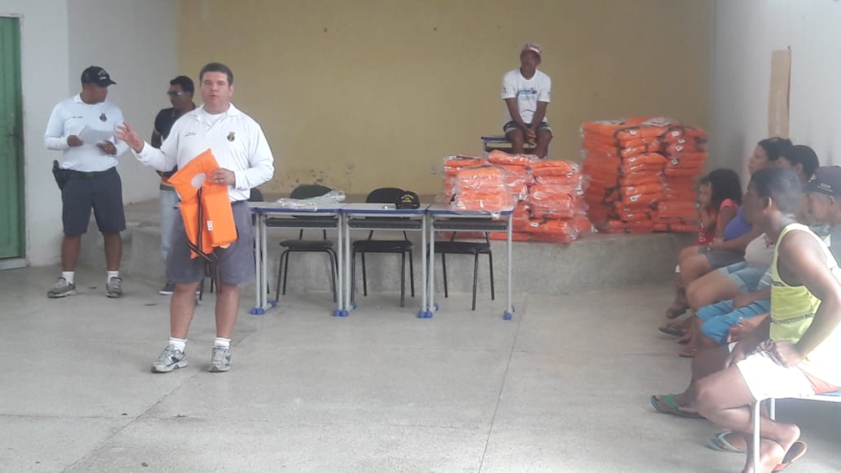 Entrega de coletes-salva vidas (Foto: Assessoria FPI/SE)