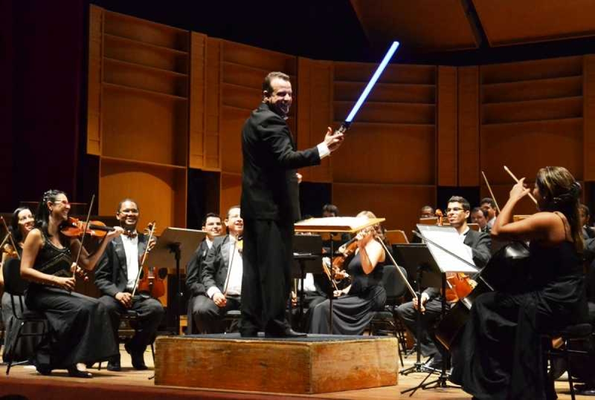 Em 2017, o maestro Guilherme Mannis apostou na irreverência e regeu parte do concerto em uma espada jedi (Foto: Pritty Reis/Arquivo Secult/SE)