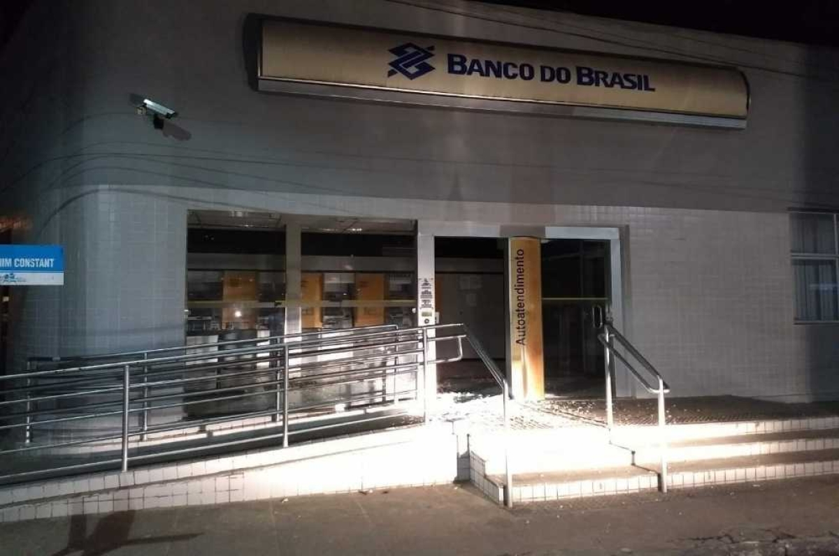 Bandidos explodiram caixa eletrônico no banco (Foto: PM/SE)