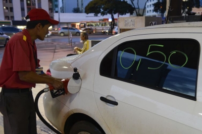 A Petrobras atribui os aumentos às oscilações no preço do barril de petróleo no mercado externo (Foto: Valter Campanato/Agência Brasil)