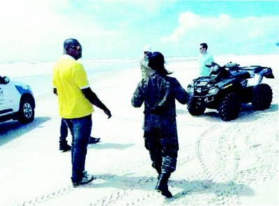 Equipe em fiscalização na Praia do Saco (Foto: Extraída do processo/ Via MPF/SE)
