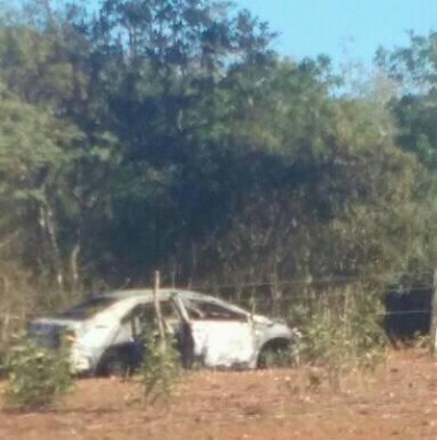 Corolla é encontrado incendiado em estrada vicinal do município (Foto: Via Pingou Notícias)