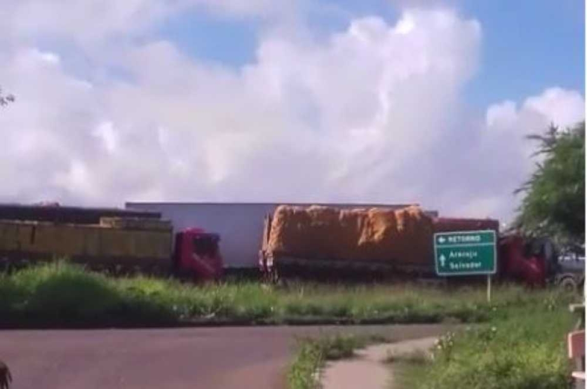 Em Sergipe, caminhoneiros bloquearam a BR 101, no povoado Pedra Branca (Foto: Reprodução/ Whatspp/ Grupo Aracaju/ Via Portal Infonet)