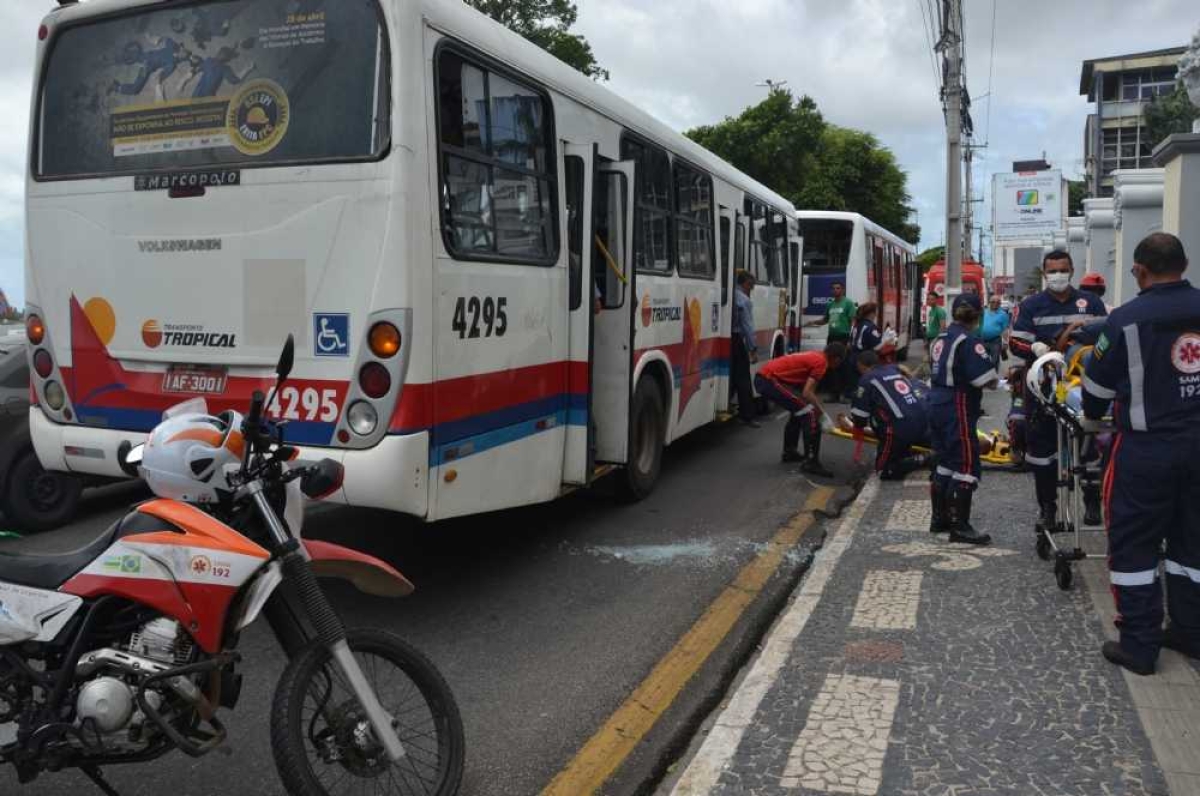 Cinco ambulâncias foram deslocadas para o local (Foto: Portal Infonet)