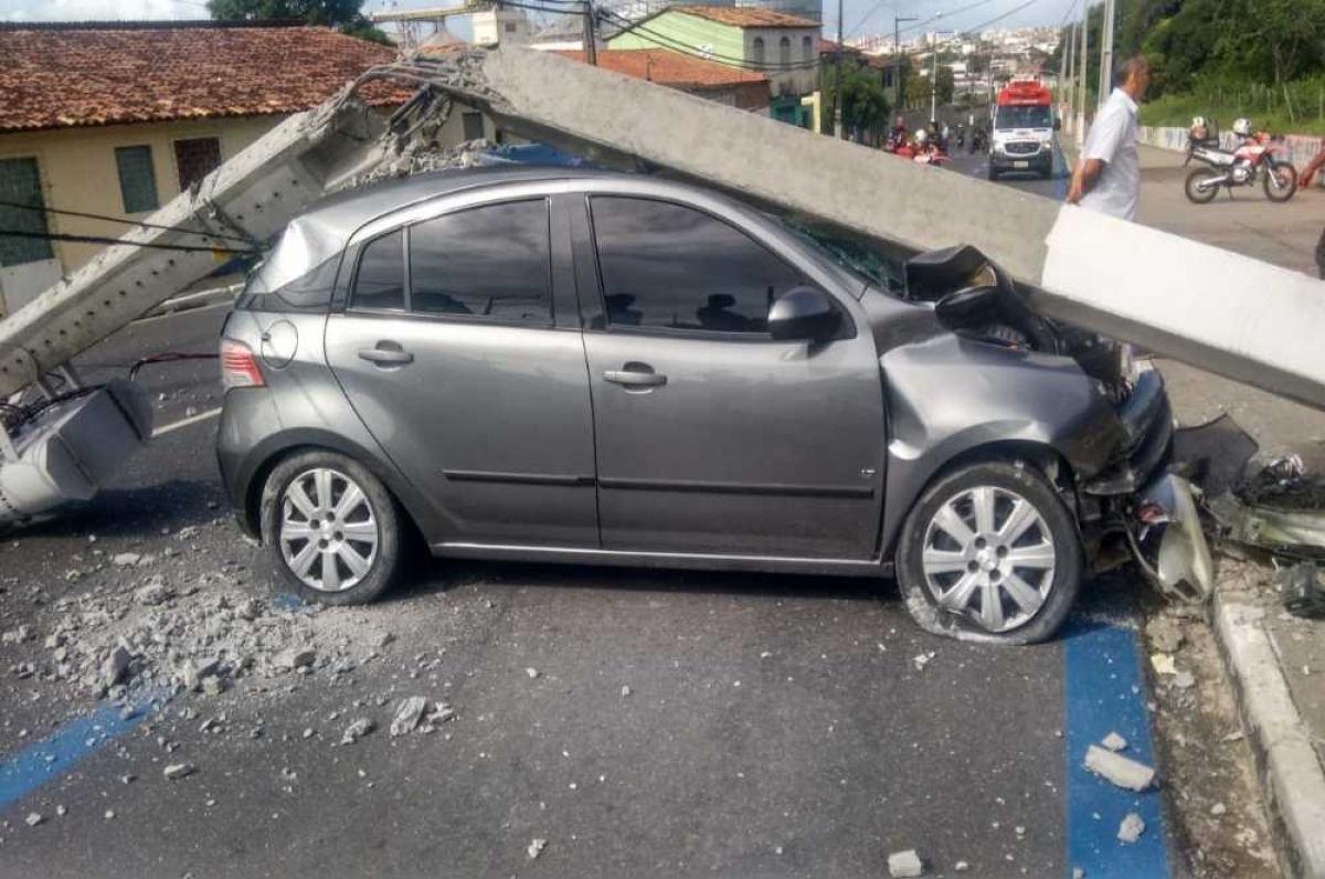 O veículo colidiu com o poste de iluminação (Foto: Reprodução/ WhatsApp/ Sergipe Notícias/ Via Portal Infonet)