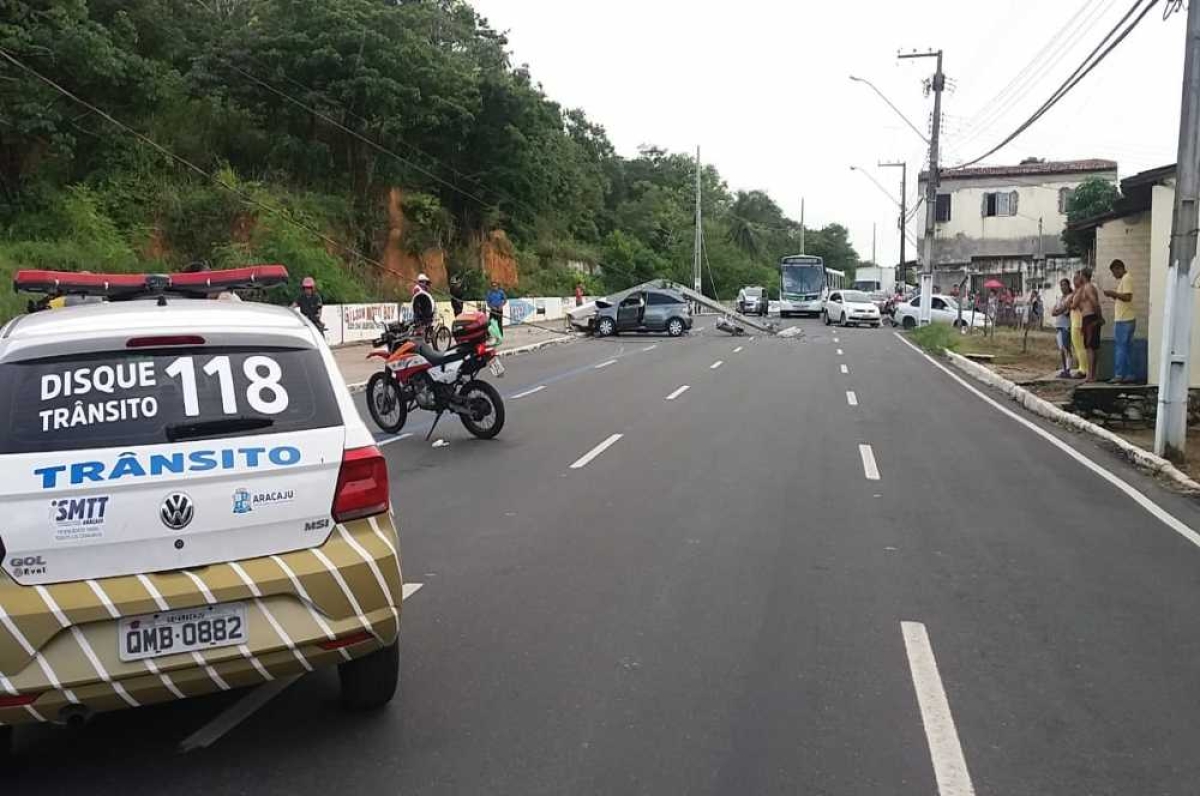 O trânsito teve que ser desviado pelo bairro Industrial  (Foto: Reprodução/ WhatsApp/ Sergipe Notícias/ Via Portal Infonet)
