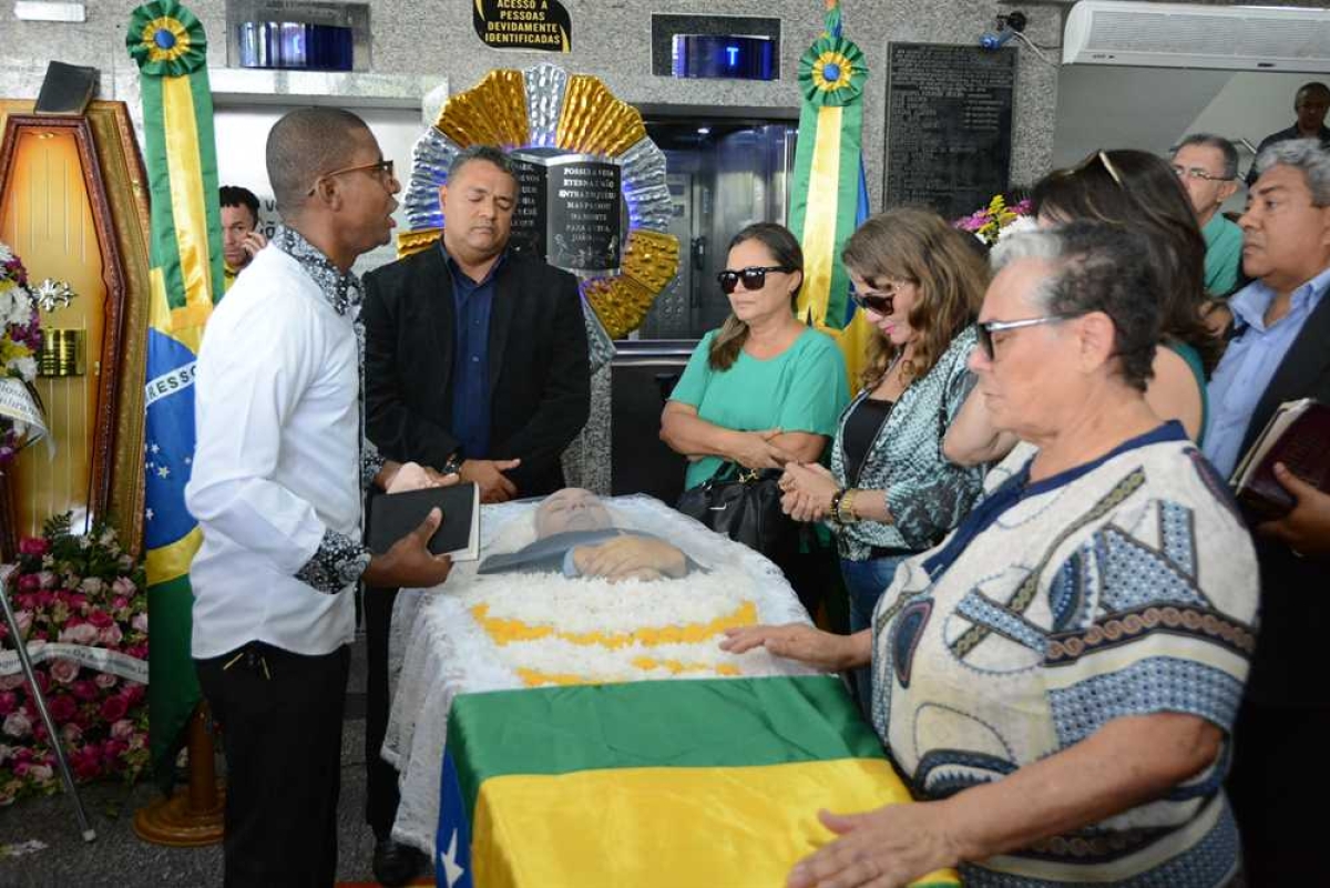 Velório da sargento Eliana Costa comove amigos e familiares na Alese (Foto: Velório da sargento Eliana Costa comove amigos e familiares na Alese )