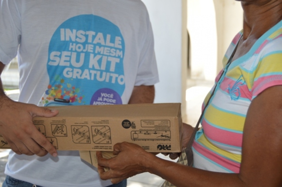 Seja Digital continua distribuição kits gratuitos para TV digital na região de Aracaju (Foto: Destaque Comunicação)